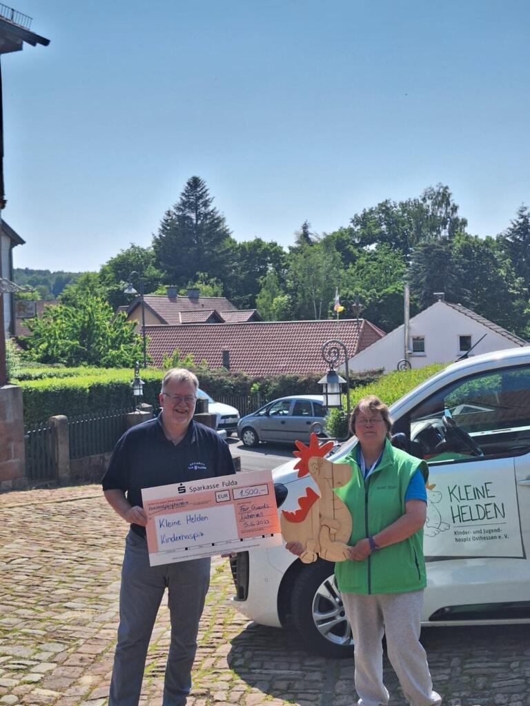 Stefan Ketterer (FGS Fair Guards Security GmbH) überreicht den Spendenscheck an Frau
Lerch („Kleine Helden“ Osthessen e.V.)